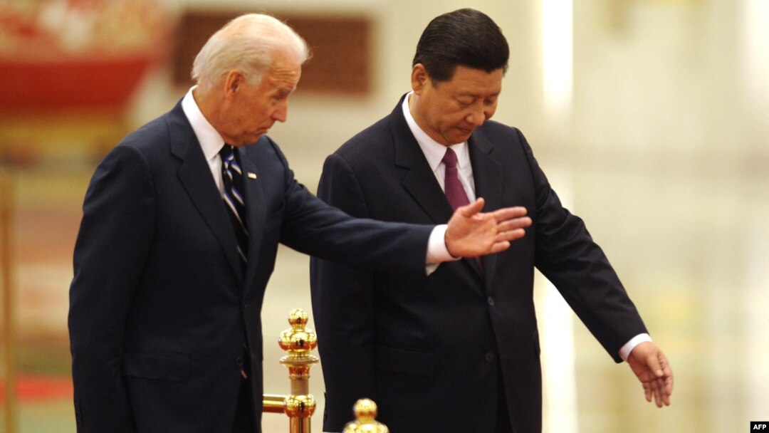 资料照片：时任美国副总统的拜登与时任中国国家副主席的习近平在北京人民大会堂会面。(2011年8月11日)