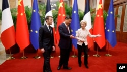 2023年4月6日，中国国家主席习近平（中）、法国总统马克龙（左）和欧盟委员会主席冯德莱恩在北京举行工作会议。（美联社照片）