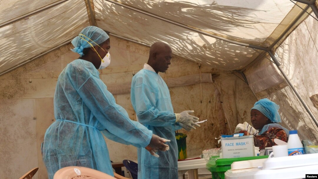 Các nhân viên y tế lấy máu xét nghiệm virus Ebola tại một căn lều khám bệnh ở Kenema, Sierra Leone. 
