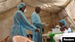 Nhân viên y tế tại một bệnh viện ở Sierra Leone lấy mẫu máu một bệnh nhân để xét nghiệm có bị nhiễm virút Ebola hay không