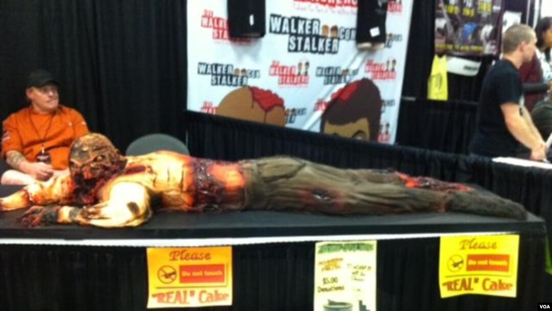Kue zombie pada konvensi Walker Stalker di Atlanta, Georgia. (VOA/Marissa Melton)