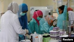 Para petugas medis sedang memeriksa sampel darah di laboratorium Rumah Sakit Cipto Mangunkusumo, Jakarta, 1 September 2016. (Foto: Reuters)