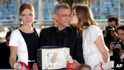 Đạo diễn Abdellatif Kechiche (giữa), diễn viên Lea Seydoux (trái) và Adele Exarchopoulos với giải thưởng Cành Cọ Vàng for the film La Vie D'Adele after an awards ceremony at the 66th international film festival, in Cannes, southern France, Sunday, May 26