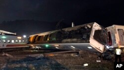 Kereta api Puyama terguling di Taitung, Taiwan, Minggu (21/10). Kereta itu membawa 300 penumpang ketika musibah terjadi.