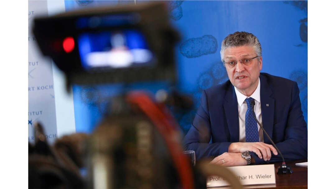 Pimpinan Robert Koch Institute, Jerman, Lothar Wieler dalam konferensi pers di Berlin, 28 April 2020. (Foto: dok).