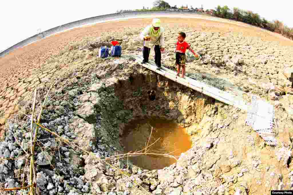 Sunaryo Haryo Bayu dari Indonesia mendapat juara harapan lewat foto berjudul &nbsp;&quot;Water&quot;.