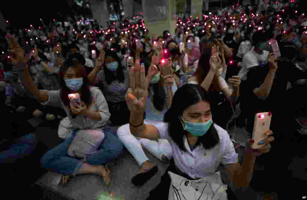 گروهی از دانش آموزان دموکراسی‌خواه در شهر بانکوک تایلند روز جمعه علیه دولت تجمع کردند. 