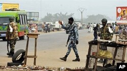 FDS soldiers, loyal to incumbent president Laurent Gbagbo, man a security checkpoint at the entrance of the Abobo district of Abidjan, 13 Jan 2011