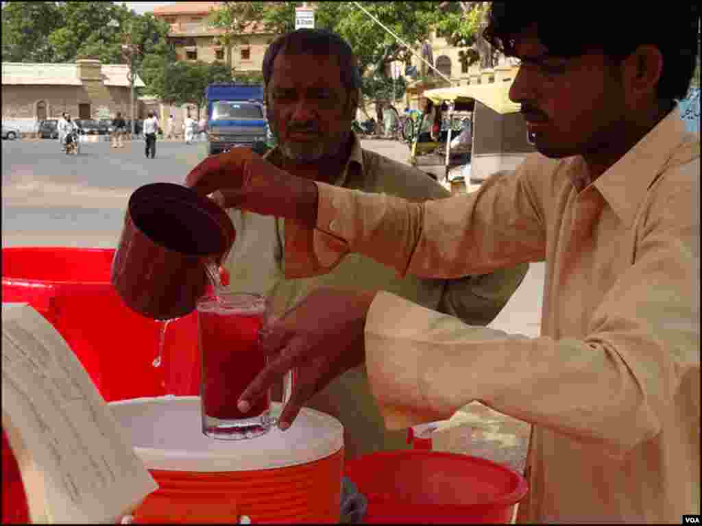 گرمی کے موسم میں مشروبات کا کاروبار خوب چلتا ہے