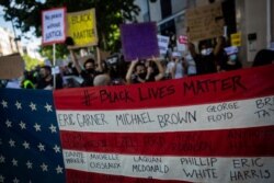 Manifestantes se congregan frente a la embajada estadounidense en Madrid para protestar por la muerte de George Floyd y en favor de las víctimas del racismo y la violencia policial.