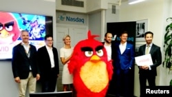 Juru bicara Rauno Heinonen (Kiri ke Kanan), CFO Rene Lindell, CEO Rovio Kati Levoranta, kepala permainan Wilhelm Taht, ketua Mika Ihamuotila dan Presiden Nasdaq Helsinki Henrik Husman menghadiri konferensi pers di Helsinki, Finlandia, 5 September, 2017. REUTERS/Jussi Rosendahl - RC1B67727A80