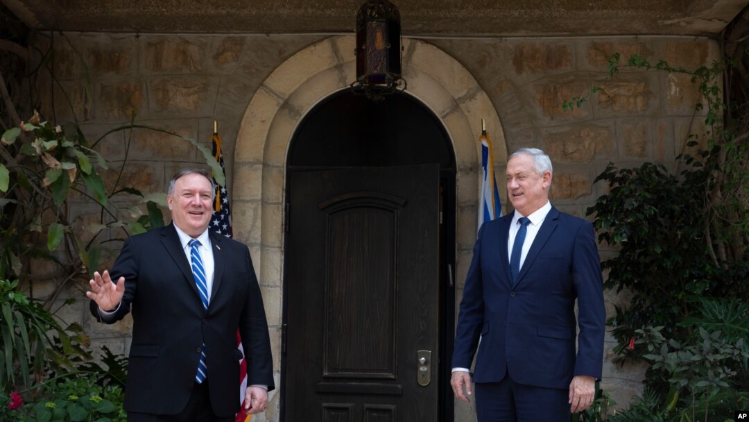 El secretario de Estado de EE.UU., Mike Pompeo, (izquierda) se reúne con Benny Gantz, líder del Partido israelí Azul y Blanco en Jerusalén, el 13 de mayo de 2020.