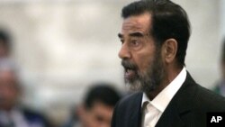 L'ancien président irakien Saddam Hussein, lors de son procès dans la zone verte de Bagdad, le 15 mai 2006 à Bagdad, en Irak.