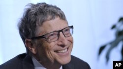 Bill Gates, yang dikenal sebagai seseorang yang introvert, dalam sebuah acara media. 