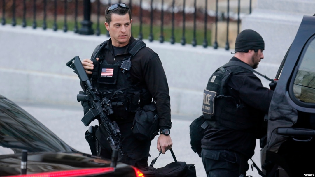 Para agen Dinas Rahasia AS terlihat di Gedung Putih, Washington (18/12).