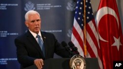 El vicepresidente de EE.UU., Mike Pence, habla con la prensa sobre su reunión con el presidente de Turquía, recep Tayyip Erdogan en Ankara, el jueves 17 de octubre de 2019. AP/ Burhan Ozbilici.