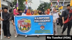 Warga Kampung Toleransi Paledang melakukan pawai untuk meramaikan Parade "Bandung Rumah Bersama" di Bandung, Jawa Barat. (Foto: ilustrasi / dok. Rio Tuasikal-VOA)