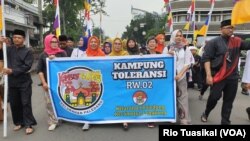 Pawai dari Kampung Toleransi Paledang ikut meramaikan Parade "Bandung Rumah Bersama" di Bandung, Sabtu, 14 Februari 2020. (Foto: Rio Tuasikal/VOA)