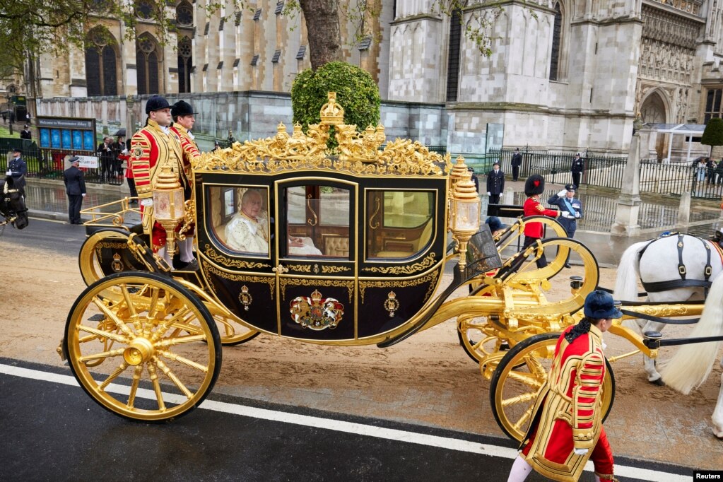 El rey Carlos III de Gran Bretaña y Camila, la reina consorte, viajan en el coche estatal Diamond Jubilee hacia la Abadía de Westminster. 