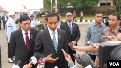 Presiden Joko Widodo saat memberikan keterangan kepada wartawan di Lanud Halim Perdanakusuma, Jakarta. (VOA/Andylala Waluyo)