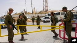 Tentara Israel mengamankan gerbang menuju pangkalan militer menyusul baku tembak mematikan di Israel selatan di sepanjang perbatasan Mesir, Sabtu, 3 Juni 2023. (Foto: AP/Tsafrir Abayov)