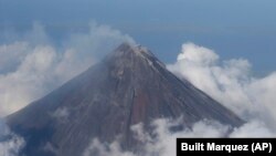 Gunung Mayon di provinsi Albay, 550 kilometer tenggara Manila, mungkin akan meletus dalam beberapa hari ini. 