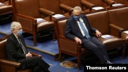 El entonces líder de la mayoría republicana en el Senado, Mitch McConnell (izq.), y el entonces líder de la minoría demócrata del Senado, Chuck Schumer, son vistos durante una sesión conjunta del Congreso, en Washington, el 6 de enero de 2021.