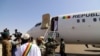 Ibrahim Boubacar Keita, le président du Mali, fait un salut depuis son avion à l'aéroport de Gao, au Mali, le 7 novembre 2019. (Photo d'illustration)