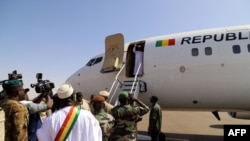 Ibrahim Boubacar Keita, le président du Mali, fait un salut depuis son avion à l'aéroport de Gao, au Mali, le 7 novembre 2019. (Photo d'illustration)