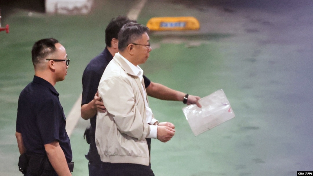 资料照：台湾民众党主席、前台北市长柯文哲因涉贪腐案2024年9月5日再度被警方羁押前往一辆开往拘押中心的警车。 
