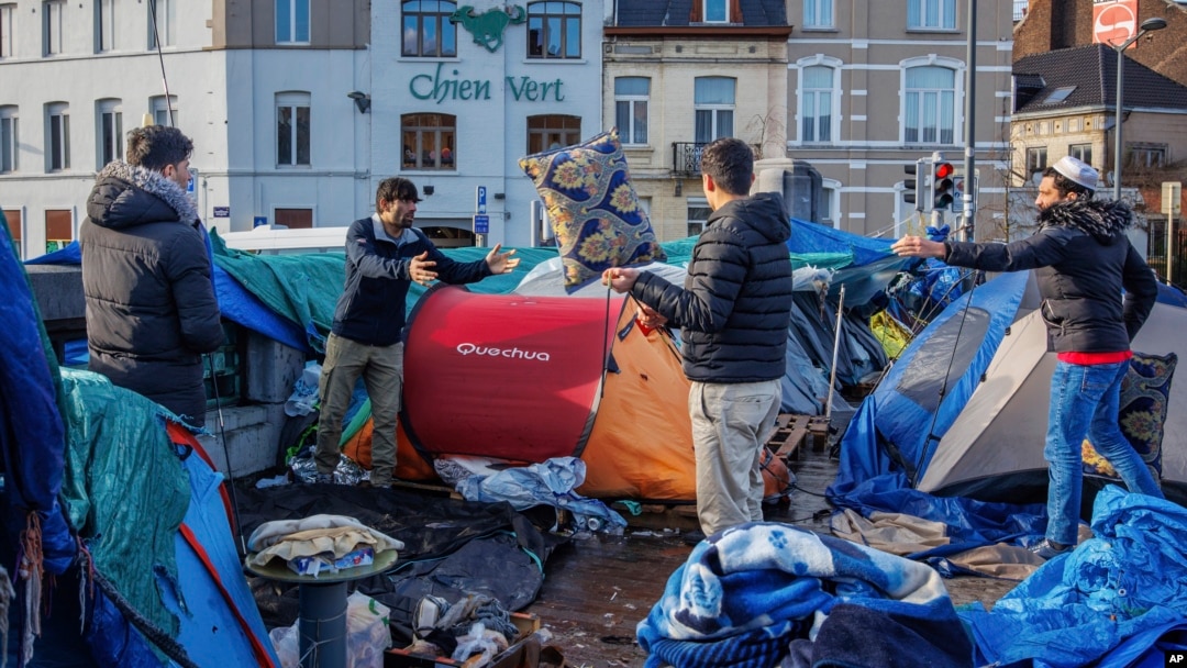 Un grupo de migrantes acampado frente al Petit Chateau en Bruselas, el 17 de enero de 2023.