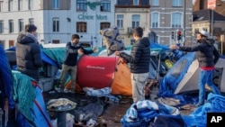 Un grupo de migrantes acampado frente al Petit Chateau en Bruselas, el 17 de enero de 2023.