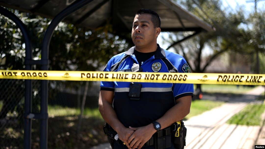 Seorang polisi berjaga di lokasi terjadinya ledakan di Jalan Galindo, di Austin, Texas, 12 Maret 2018. REUTERS/Sergio Flores