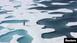 L'équipage de la US Coast Guard Cutter Healy dans l'océan Arctique, 12 juillet 2011.