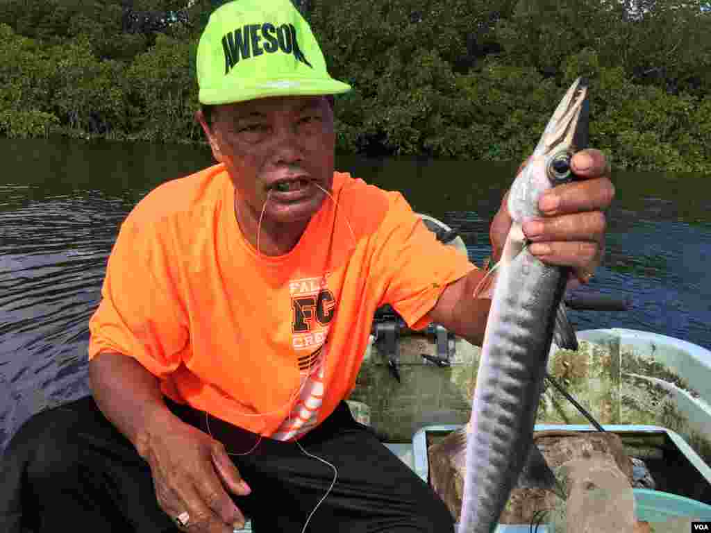 Peter Immanuel với con cá vừa bắt được bằng cách thả dây kéo, phía nam Pohnpei, Liên bang Micronesia, ngày 27 tháng 4, 2017. &nbsp;