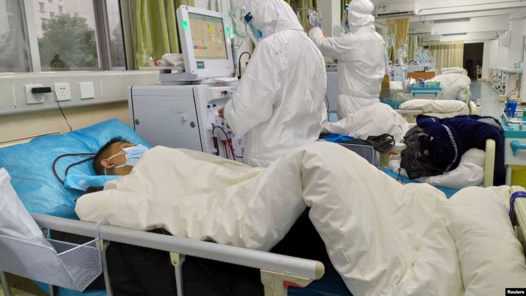 Foto yang diunggah di media sosial pada 25 Januari 2020 oleh Rumah Sakit Pusat Wuhan tampak para petugas medis sedang merawat pasien yang terinfeksi virus corona. 