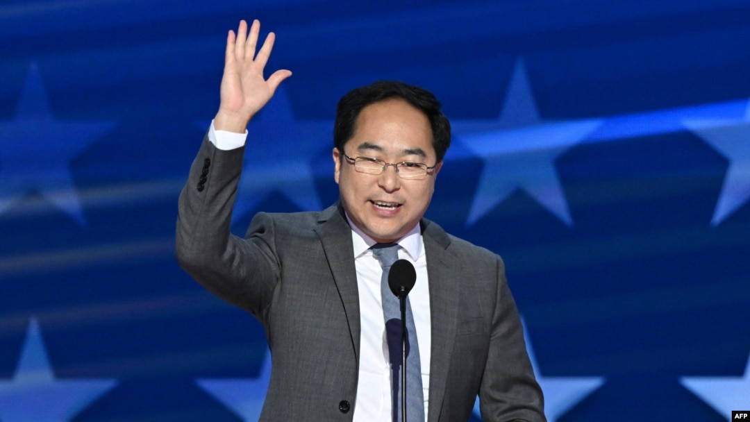 앤디 김 미국 뉴저지주 민주당 하원의원이 2024년 8월 21일 일리노이주 시카고 유나이티드 센터에서 열린 민주당 전당대회(DNC) 셋째 날에 연설하고 있다.