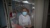 Maritza Díaz, de 63 años, espera ser inoculada con una dosis de la vacuna Sputnik V COVID-19 en el hospital público Pérez Carreño en Caracas, Venezuela, el 9 de abril de 2021.