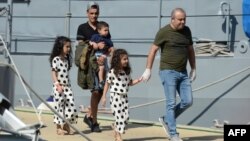 Des personnes d’un groupe de 58 migrants à la base maritime de Hay Wharf à Floriana, à Malte, le 30 septembre 2018.