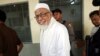 Abu Bakar Ba'asyir (Abu Bakar Bashir) berjalan dari sel tahanan menuju pengadilan negeri di Jakarta, 6 Juni 2011. (Foto: dok).