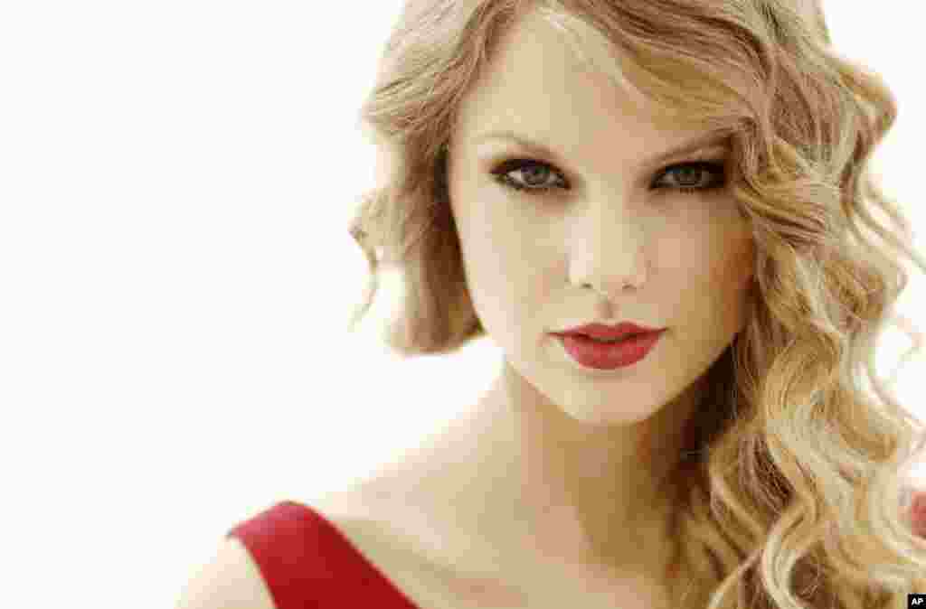 美国歌星和歌曲创作者泰勒&middot;斯威夫特（Taylor Swift）。过去一年里天价电影演员的收入远远比不上她。她在2016年4月被福布斯杂志列为过去一年收入最高的娱乐明星，唱片销售和世界巡演为她赚得1亿7000万美元。