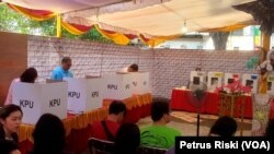 Warga tampak tengah memberikan suaranya di salah satu TPS Bhinneka Tunggal Ika yang terletak di RW 08 Perumahan Rungkut, Mapan Barat, Surabaya (foto: VOA/Petrus Riski)