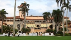 Sejumlah tamu berkumpul di area teras di Mar-a-Lago di Palm Beach, Florida, pasa 18 Februari 2025. (Foto: Reuters/Kevin Lamarque)