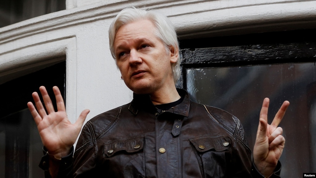 资料照 - 2017年5月19号，一直在厄瓜多尔驻伦敦大使馆避难的维基解密创始人朱利安·阿桑奇（Julian Assange）出现在厄瓜多尔使馆的一个阳台上。(photo:VOA)