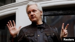 위키리크스 창립자 줄리언 어산지 씨가 지난 2017년 런던 주재 에콰도르 대사관 발코니에서 발언하고 있다. (자료사진)