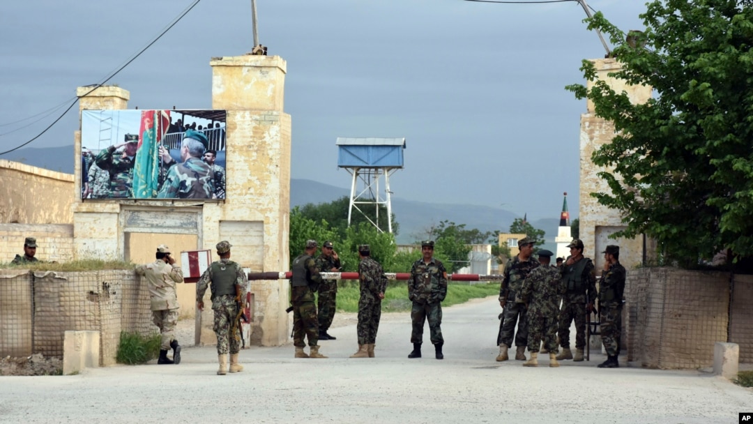 Binh sĩ Afghanistan đứng gác tại cổng căn cứ quân sự sau vụ tấn công ở tỉnh Mazar-i-Sharif về phía bắc Kabul, Afghanistan, ngày 21 tháng 4, 2017. 