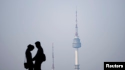 Sepasang manusia tampak seperti siluet di depan menara Namsan (Namsan Tower) di Seoul, Korea Selatan (Foto: dok).