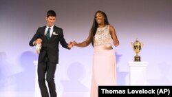 Serena Williams dan Novak Djokovic menari bersama dalam makan malam juara Wimbledon di London, 2015.