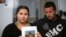 Ellie Smith, a la izquierda, y su pareja Jake Gliddon, muestran una foto de su hija desaparecida, Cleo, cerca de Carnarvon en el estado de Australia Occidental, Australia, 19 de octubre de 2021. (James Carmody/AAP Image/Pool vía AP)