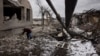 资料照片: 乌克兰人清理被俄罗斯导弹摧毁的房子和院子 (2024年2月19日)